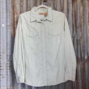 Wrangler pearl snap, size M, like new condition, only worn for stock shows!